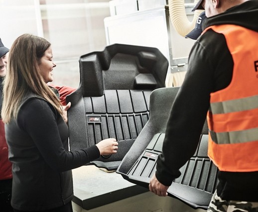 Gespräch über FroGum-Matten während einer Produktpräsentation