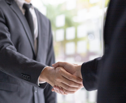 Handschlag bei einem Treffen von Geschäftspartnern